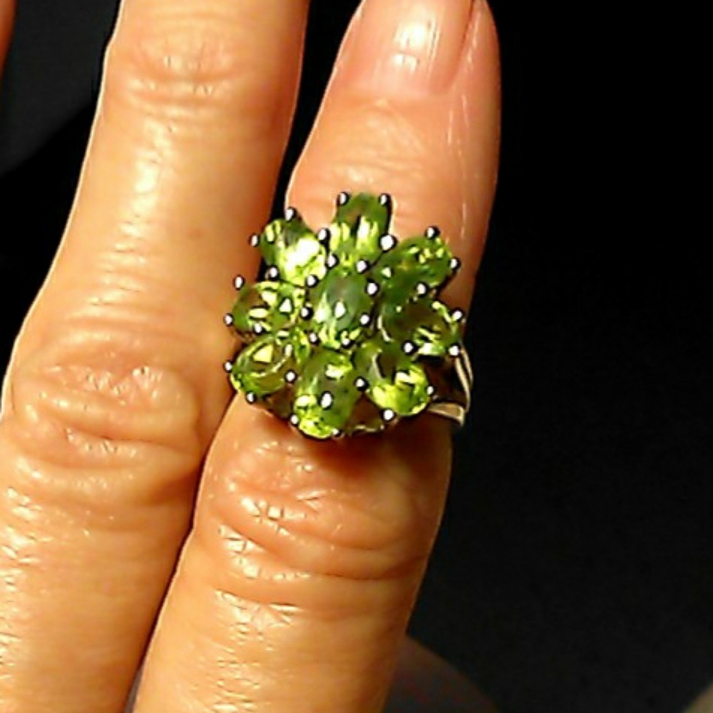 VINTAGE STERLING 925 SILVER RING W/ 9 LIGHT GREEN OVAL PERIDOT  SZ. 5 BEAUTY - Picture 3 of 11